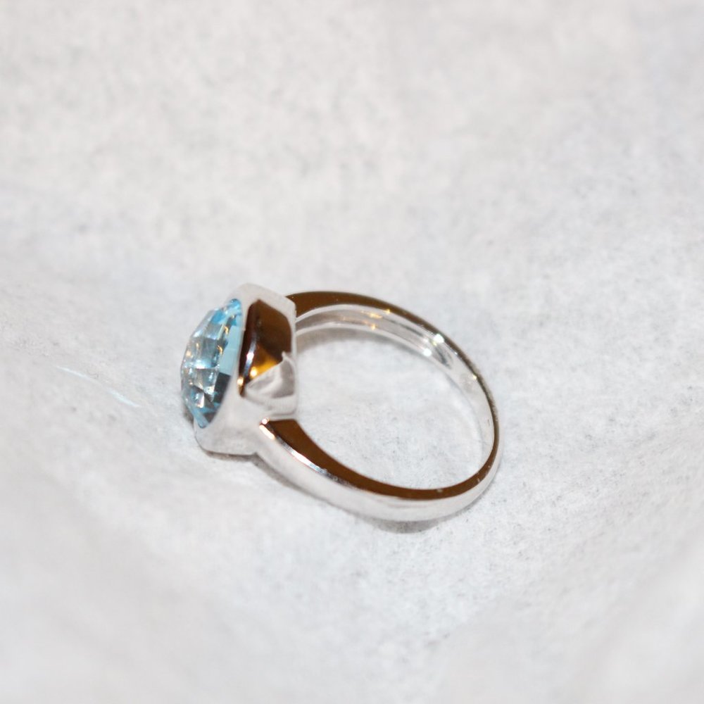 FABULOUS 4.96-carat  Blue Topaz Ring in 14K White Gold - Picture 7 of 9